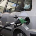 Αυτοκίνητο παίρνει βενζίνη σε πρατήριο υγρών καυσίμων