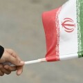 Γυναικείο χέρι κρατά σημαία του Ιράν