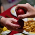 Τσούγκρισμα αυγών στο πασχαλινό τραπέζι
