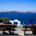 Πολίτες σε βεράντα στη Σαντορίνη