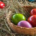 Βαμμένα πασχαλινά αυγά σε καλάθι
