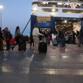 Ταξιδιώτες στο λιμάνι του Πειραιά έτοιμοι να επιβιβαστούν σε πλοίο