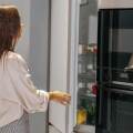 Γυναίκα ανοίγει το ψυγείο