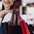 Οι ειδικοί εξηγούν γιατί αγοράζουμε πράγματα που δεν χρειαζόμαστε και δίνουν πρακτικές τεχνικές για να περιορίσουμε τις παρορμήσεις 