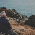Ηλικιωμένοι βλέπουν τη θάλασσα