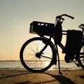 Ποδήλατο στην αμμουδιά με φόντο το ηλιοβασίλεμα