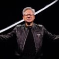 Ο CEO της Nvidia, Τζένσεν Χουάνγκ, υποστηρίζει πως η τεχνητή νοημοσύνη δεν θα αντικαταστήσει τους ανθρώπους, αλλά θα αναβαθμίσει όσους την αξιοποιούν