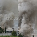 Πυκνοί καπνοί από τη φωτιά στην εταιρεία ανακύκλωσης στη Θεσσαλονίκη