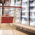 Καρότσι σούπερ μάρκετ σε διάδρομο με προϊόντα