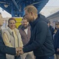Ο πρίγκιπας Χάρι στο Κίεβο χαιρετά επιβάτες στον κεντρικό σταθμό τρένων