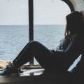 Επιβάτης μέσα σε πλοίο κάθεται μπροστά στο παράθυρο καμπίνας
