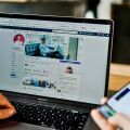 Parasocial media: Δεν κάνουμε παρέα – παρακολουθούμε κι αγοράζουμε