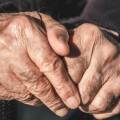 Χέρια συνταξιούχου