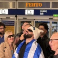 Ο Akylas με την ελληνική σημαία λίγο πριν αναχωρήσει για Βιέννη