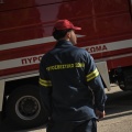 Πυροσβέστης μπροστά από όχημα