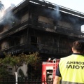 Φωτιά σε επιχείρηση στο Ίλιον και υπάλληλος του δήμου που στέκεται σε απόσταση
