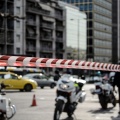 Κορδέλα της ΕΛ.ΑΣ. με την οποία έχει απαγορευτεί η είσοδος οχημάτων σε δρόμο
