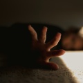 Παιδί που προτάσσει το χέρι του για να αποφύγει επίθεση