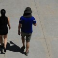 Νέοι περπατούν σε ανοιχτό χώρο