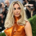 Με μεταλλικό πορτοκαλί bodysuit η Κιμ Καρντάσιαν στο Met Gala 