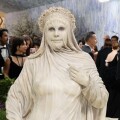 Ζωντανό άγαλμα η Χάιντι Κλουμ στο Met Gala - Η εμφάνιση που έγινε viral - Η εντυπωσιακή της αμφίεση