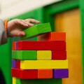 Παιδί παίζει με τουβλάκια στο παιδικό δωμάτιο