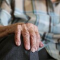 Συνταξιούχος με το χέρι ακουμπισμένο στο πόδι