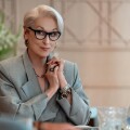 Η Μέριλ Στριπ επέβαλε το iconic look: Το σακάκι που το στούντιο ήθελε να «κόψει» από το «Ο Διάβολος Φοράει Prada 2»