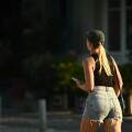 Νεαρή με καπέλο περπατά στο κέντρο της Αθήνας