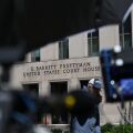 ΗΠΑ: Ο 31χρονος Κόουλ Τόμας Άλεν δήλωσε αθώος για την επίθεση στο δείπνο των ανταποκριτών στον Λευκό Οίκο και την απόπειρα δολοφονίας του Ντόναλντ Τραμπ.