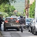 Η στιγμή που οι δράστες της ένοπλης ληστείας σε τράπεζα στην Τιθορέα τρέπονται σε φυγή