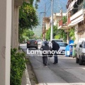 Η στιγμή που οι δράστες της ένοπλης ληστείας σε τράπεζα στην Τιθορέα τρέπονται σε φυγή