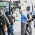Ληστεία στην Τιθορέα: Ποινική δίωξη για πέντε κακουργήματα και έξι πλημμελήματα στους οκτώ συλληφθέντες