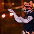 Ο ενθουσιώδης διερμηνέας που έκλεψε τις εντυπώσεις την ώρα που ο Ακύλας τραγουδούσε το «Ferto»