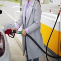 Γυναίκα σε πρατήριο υγρών καυσίμων βάζει βενζίνη στο αυτοκίνητο