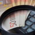 Χαρτονομίσματα του ευρώ, μεγεθυντικός φακός και κομπιουτεράκι υπολογισμού