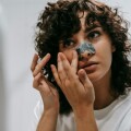 Γυναίκα τοποθετεί ρινική ταινία στη μύτη