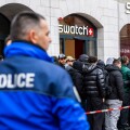 Χάος και ξύλο έξω από κατάστημα στο Μιλάνο για special edition ρολόγια - Εκατοντάδες άνθρωποι βρέθηκαν σε καταστήματα σε όλο τον κόσμο για να εξασφαλίσουν ένα από τα ρολόγια