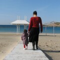 Μητέρα με παιδί σε παραλία