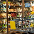 Καρότσι σούπερ μάρκετ μπροστά από βιτρίνα με προϊόντα
