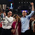 Final Four 2026: Oι Παναγιώτης και Γιώργος Αγγελόπουλος μαζί με την μητέρα τους και την κούπα της EuroLeague