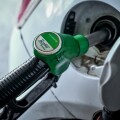 Υπάλληλος σε πρατήριο υγρών καυσίμων βάζει βενζίνη σε όχημα