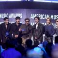 American Music Awards: Μεγάλοι νικητές οι BTS ως καλλιτέχνες της χρονιάς για δεύτερη φορά - Το συγκρότημα-φαινόμενο της K-pop σάρωσε στα αμερικανικά βραβεία
