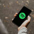 Χρήστες κατηγορούν το Spotify ότι υποβαθμίζει τους δημιουργούς με τη νέα λειτουργία remix τραγουδιών μέσω τεχνητής νοημοσύνης.