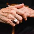 Χέρια ηλικιωμένης ακουμπισμένα σε μαγκούρα