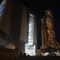 Μια φωτογραφία που διατέθηκε από τη NASA δείχνει τον πύραυλο Space Launch System (SLS) της NASA και το διαστημόπλοιο Orion, στερεωμένα στον κινητό εκτοξευτή, καθώς εκκινεί από το Κτίριο Συναρμολόγησης Οχημάτων προς την Εξέδρα Εκτόξευσης 39Β, στο Διαστημικό Κέντρο Κένεντι της NASA