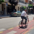 Άτομο με ποδήλατο στον ποδηλατόδρομο στην Καρδίτσα