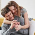 Ψυχολόγοι αποκαλύπτουν τις μικρές «περίεργες» συνήθειες που ενισχύουν τη συναισθηματική σύνδεση στα ευτυχισμένα ζευγάρια.