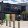 Η Alphabet, μητρική της Google, σχεδιάζει να αντλήσει 80 δισ. δολάρια για επενδύσεις στην τεχνητή νοημοσύνη, εντείνοντας τον ανταγωνισμό στον κλάδο.