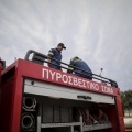 Πυροσβέστες πάνω σε όχημα της Πυροσβεστικής
